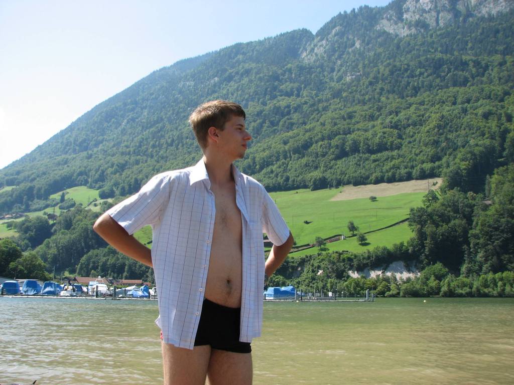 Fulop a Pilatus hegy elott a tavolba nez..