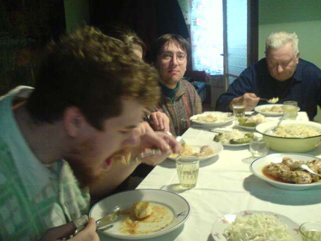a bal oldali szem�ly �hes. k�z�pen sz�pen figyelnek
