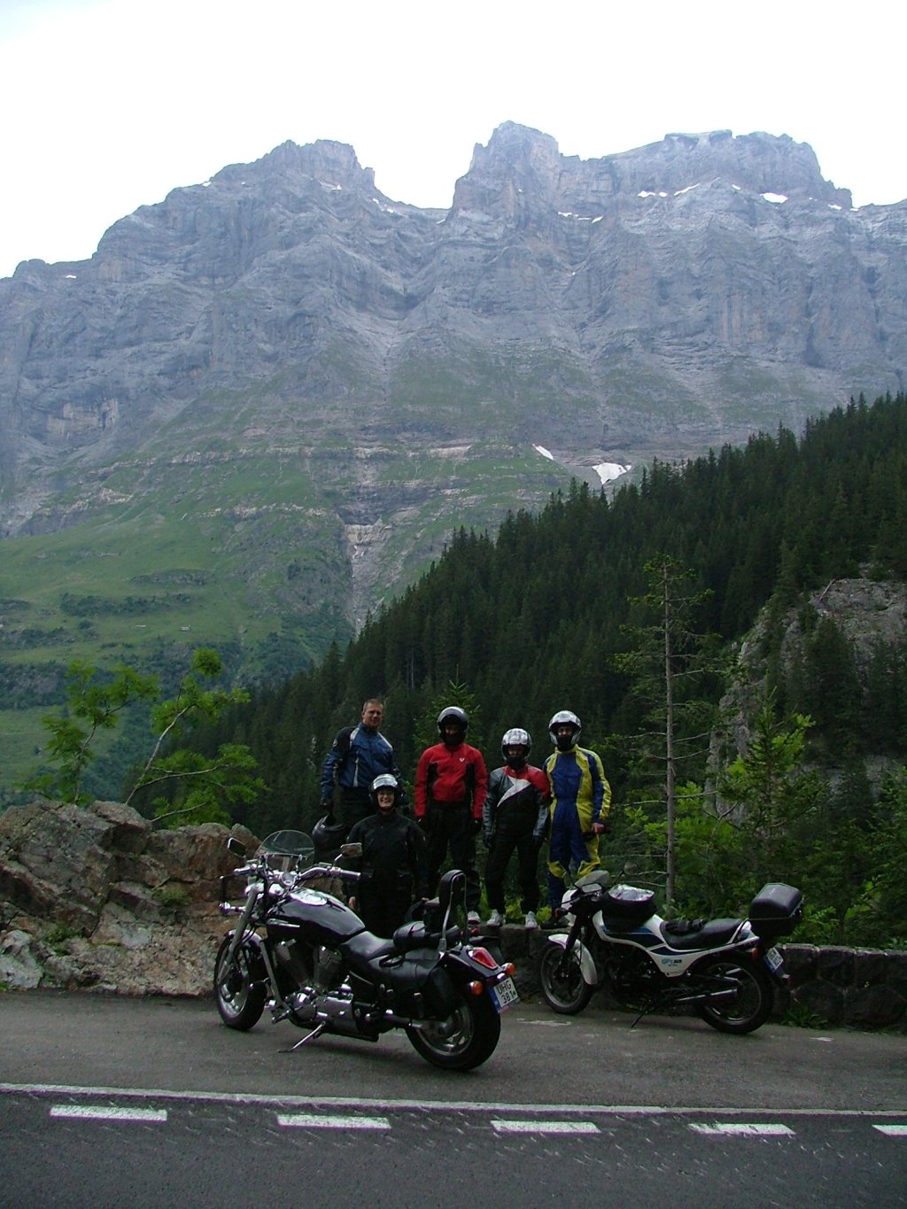 Akos, Angi, Lambi, Marcsi, Dani. alattunk a melyseg 2000m, es meg elottunk a magassag.