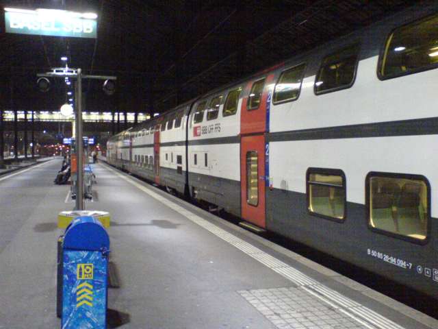 ez mar svajc, Basel-i palyaudvar. ilyen gyenge vonatok jarnak es kb ennyi a kihasznaltsaguk is